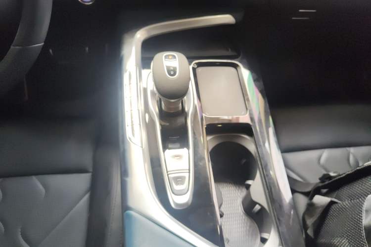 Used VOYAH FREE 2021 Four-Wheel Drive Standard Range-Extended Exclusive Luxury Package Gear Lever