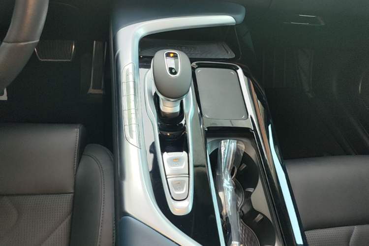Used VOYAH FREE 2021 Four-Wheel Drive Standard Range-Extended Exclusive Luxury Package Gear Lever