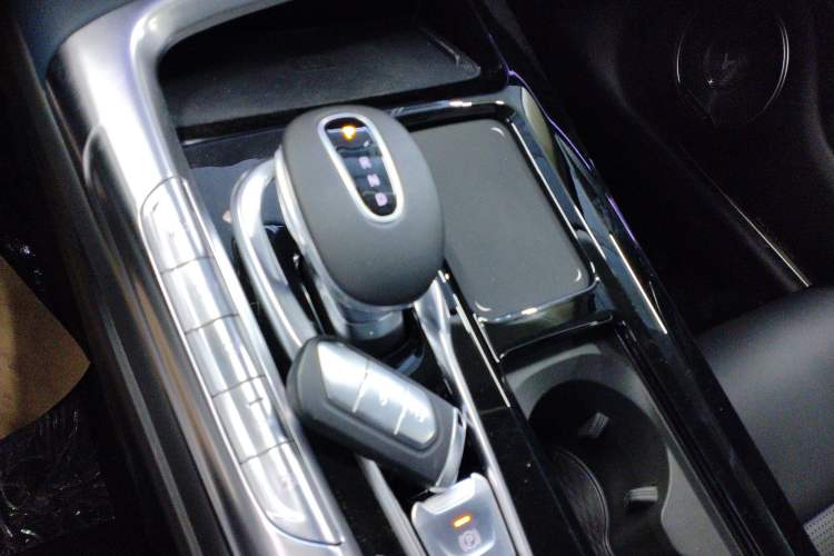 Used VOYAH FREE 2021 Two-Wheel Drive Standard Pure Electric City Edition Gear Lever