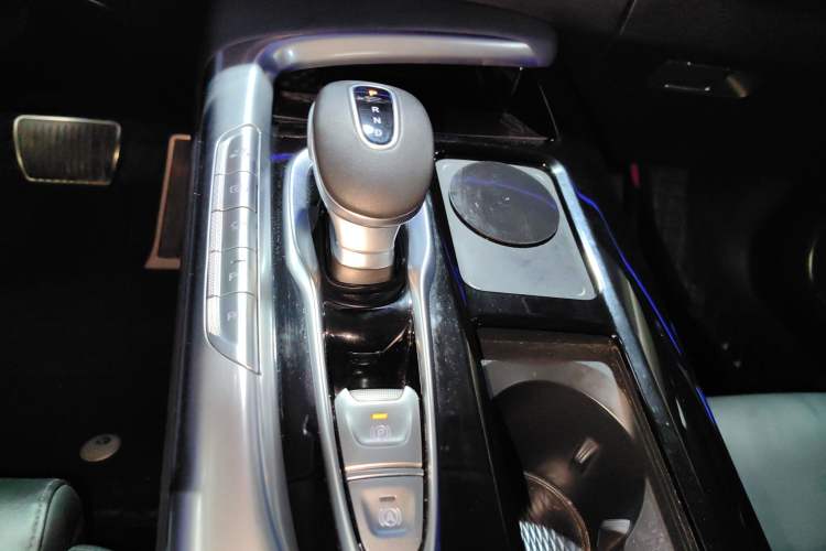 Used VOYAH FREE 2021 Four-Wheel Drive Standard Range-Extended Exclusive Luxury Package Gear Lever