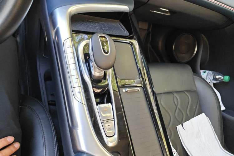 Used VOYAH FREE 2021 Four-Wheel Drive Standard Range-Extended Exclusive Luxury Package Gear Lever