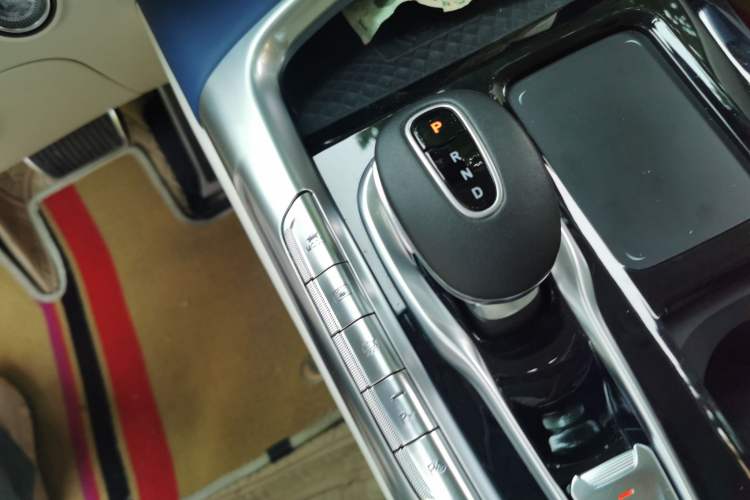 Used VOYAH FREE 2021 Four-Wheel Drive Standard Range-Extended Exclusive Luxury Package Gear Lever