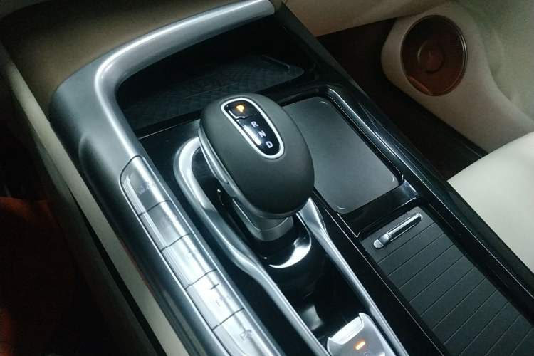Used VOYAH FREE 2021 Four-Wheel Drive Standard Range-Extended Exclusive Luxury Package Gear Lever