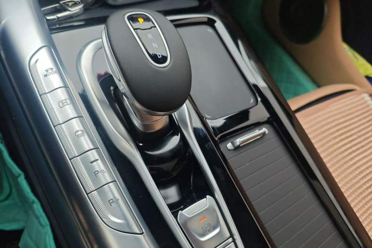 Used VOYAH FREE 2021 Four-Wheel Drive Standard Range-Extended Exclusive Luxury Package Gear Lever