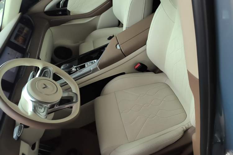 Used VOYAH FREE 2021 Four-Wheel Drive Standard Range-Extended Exclusive Luxury Package Left Front Seat