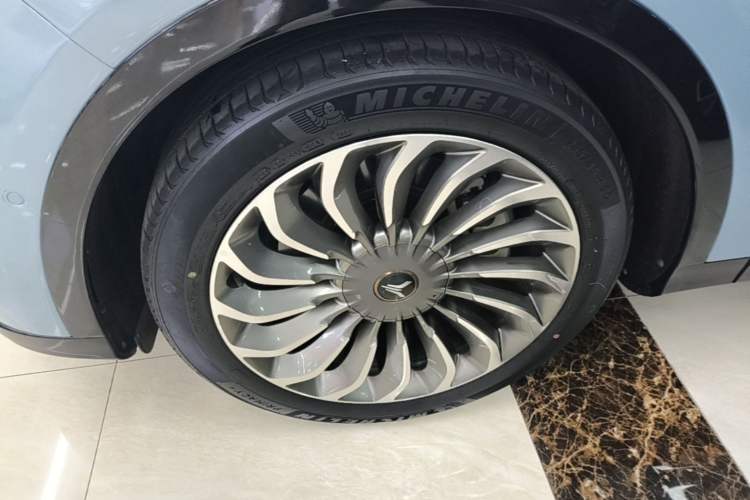 Used VOYAH FREE 2021 Two-Wheel Drive Standard Pure Electric City Edition Left Front Wheel Hub