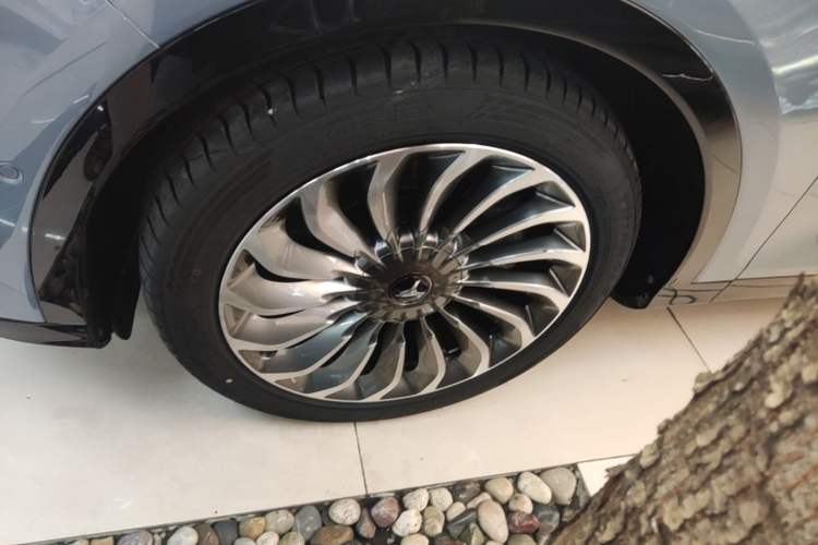 Used VOYAH FREE 2021 Four-Wheel Drive Standard Range-Extended Exclusive Luxury Package Left Front Wheel Hub