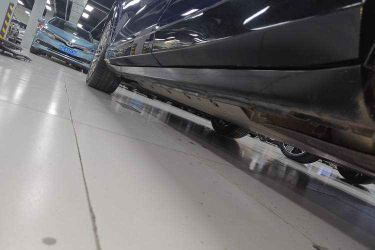 Used VOYAH FREE 2021 Four-Wheel Drive Standard Range-Extended Exclusive Luxury Package Left Side Sill
