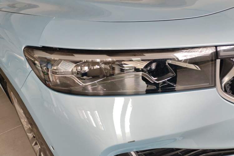 Used VOYAH FREE 2021 Two-Wheel Drive Standard Pure Electric Version Right Front Headlight