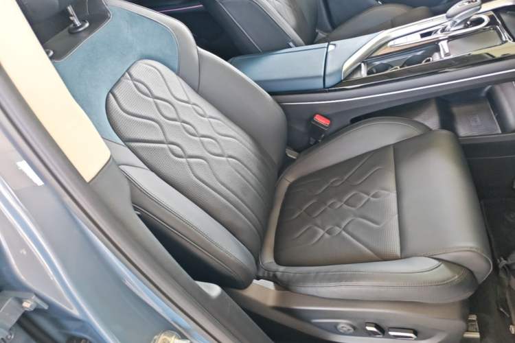 Used VOYAH FREE 2021 Four-Wheel Drive Standard Range-Extended Exclusive Luxury Package Right Front Seat