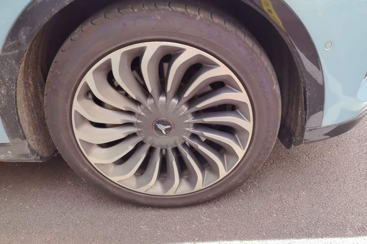 Used VOYAH FREE 2021 Four-Wheel Drive Standard Range-Extended Exclusive Luxury Package Right Front Wheel Hub