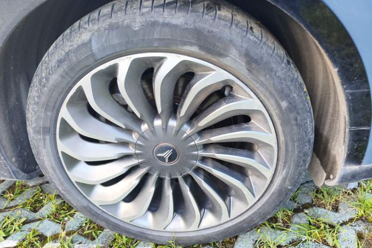 Used VOYAH FREE 2021 Four-Wheel Drive Standard Range-Extended Exclusive Luxury Package Right Front Wheel Hub