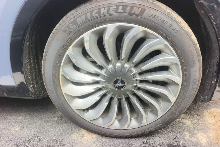 Used VOYAH FREE 2021 Four-Wheel Drive Standard Range-Extended Exclusive Luxury Package Right Front Wheel Hub