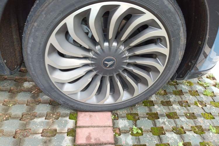 Used VOYAH FREE 2021 Four-Wheel Drive Standard Range-Extended Exclusive Luxury Package Right Front Wheel Hub