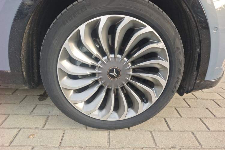 Used VOYAH FREE 2021 Four-Wheel Drive Standard Range-Extended Exclusive Luxury Package Right Front Wheel Hub