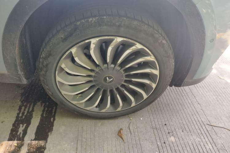 Used VOYAH FREE 2021 Four-Wheel Drive Standard Range-Extended Exclusive Luxury Package Right Front Wheel Hub