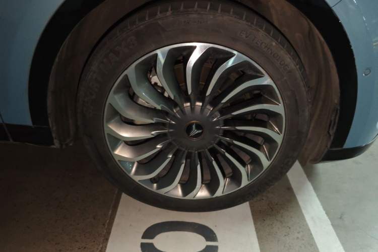 Used VOYAH FREE 2021 Four-Wheel Drive Standard Range-Extended Exclusive Luxury Package Right Front Wheel Hub