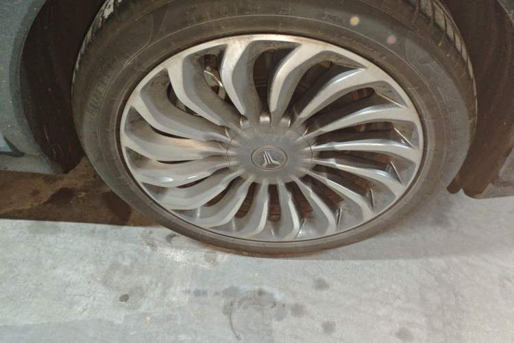 Used VOYAH FREE 2021 Four-Wheel Drive Standard Range-Extended Exclusive Luxury Package Right Front Wheel Hub