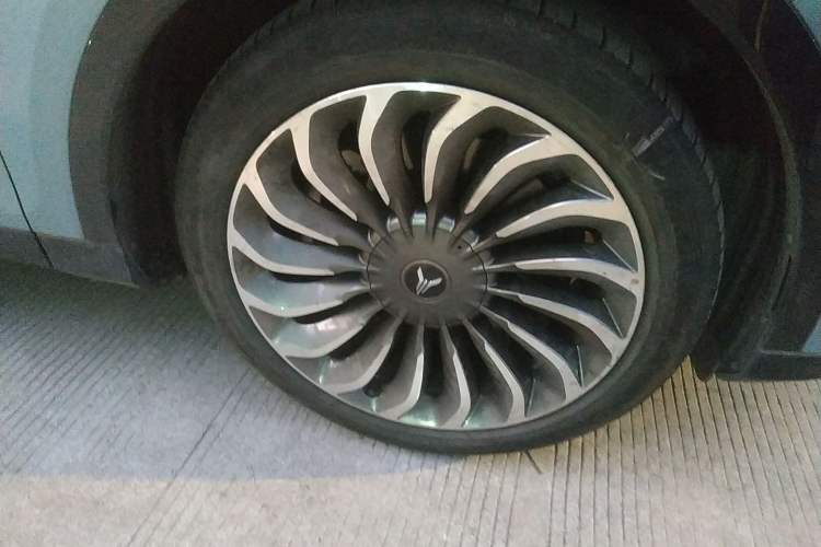 Used VOYAH FREE 2021 Four-Wheel Drive Standard Range-Extended Exclusive Luxury Package Right Front Wheel Hub