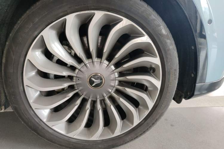 Used VOYAH FREE 2021 Two-Wheel Drive Standard Pure Electric Version Right Front Wheel Hub