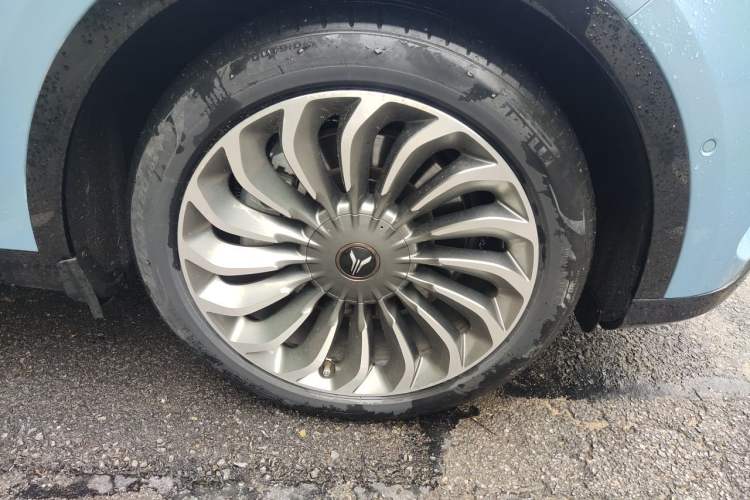 Used VOYAH FREE 2021 Four-Wheel Drive Standard Range-Extended Exclusive Luxury Package Right Front Wheel Hub