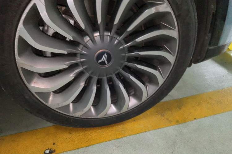 Used VOYAH FREE 2021 Four-Wheel Drive Standard Range-Extended Exclusive Luxury Package Right Front Wheel Hub