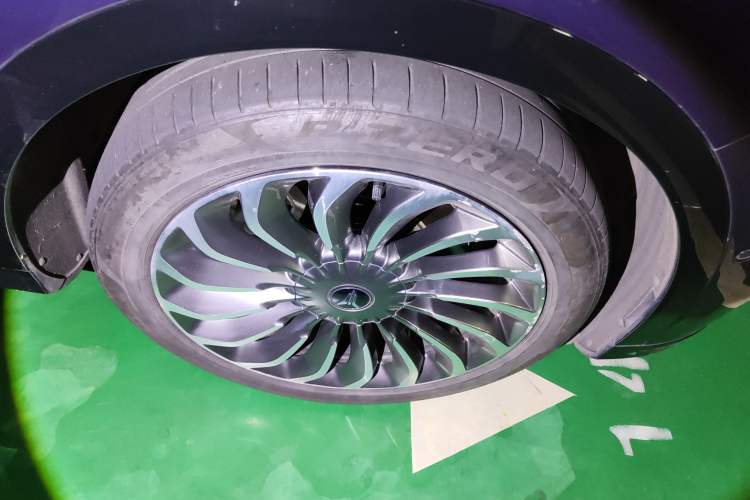 Used VOYAH FREE 2021 Four-Wheel Drive Standard Range-Extended Version Right Front Wheel Hub