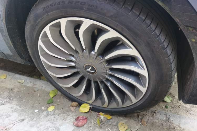 Used VOYAH FREE 2021 Four-Wheel Drive Standard Range-Extended Exclusive Luxury Package Right Front Wheel Hub