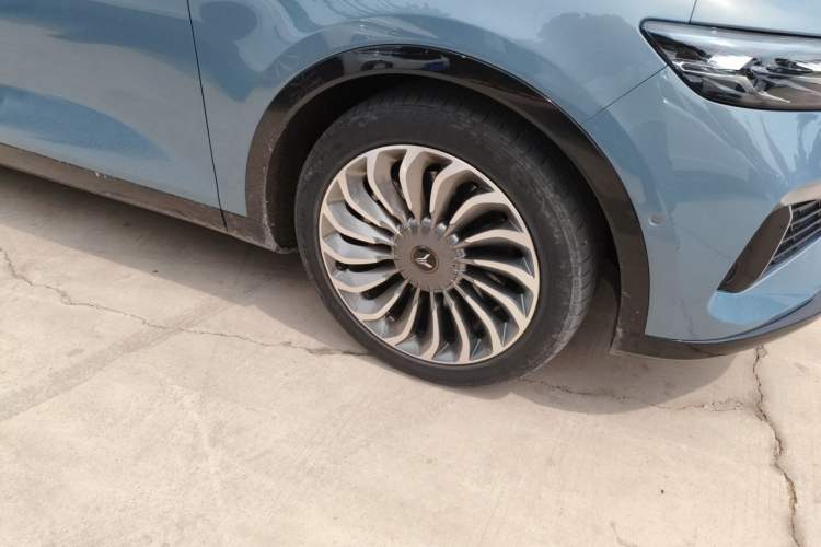 Used VOYAH FREE 2021 Four-Wheel Drive Standard Range-Extended Exclusive Luxury Package Right Front Wheel Hub