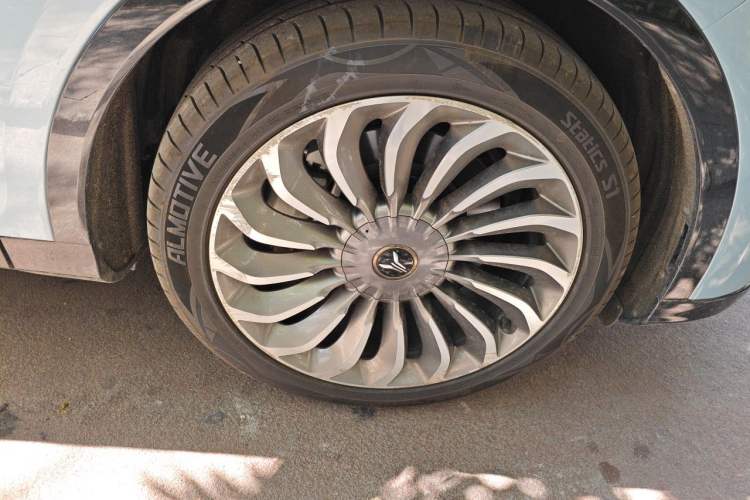 Used VOYAH FREE 2021 Four-Wheel Drive Standard Range-Extended Exclusive Luxury Package Right Front Wheel Hub