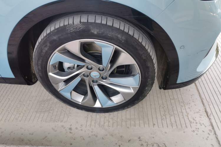 Used VOYAH FREE 2021 Four-Wheel Drive Standard Range-Extended Exclusive Luxury Package Right Front Wheel Hub