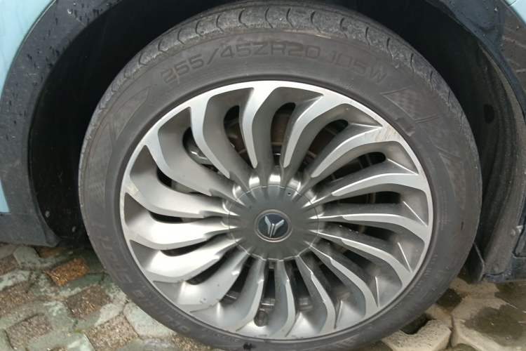 Used VOYAH FREE 2021 Four-Wheel Drive Standard Range-Extended Version Right Front Wheel Hub