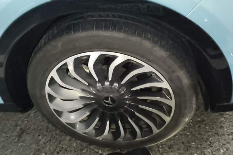Used VOYAH FREE 2021 Four-Wheel Drive Standard Range-Extended Exclusive Luxury Package Right Front Wheel Hub