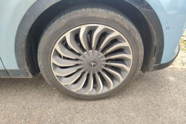 Used VOYAH FREE 2021 Four-Wheel Drive Standard Range-Extended Exclusive Luxury Package Right Front Wheel Hub