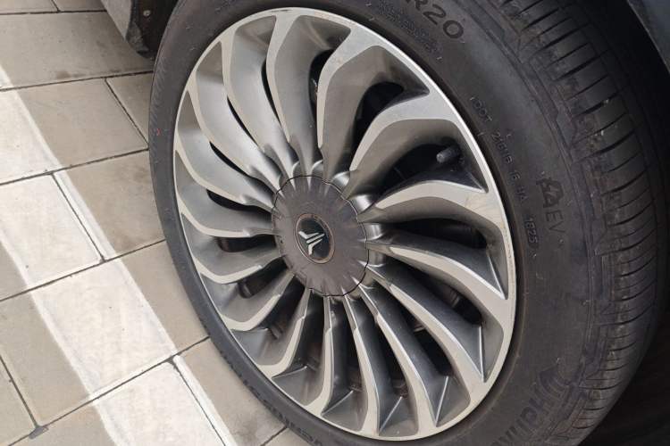 Used VOYAH FREE 2021 Four-Wheel Drive Standard Range-Extended Exclusive Luxury Package Right Front Wheel Hub