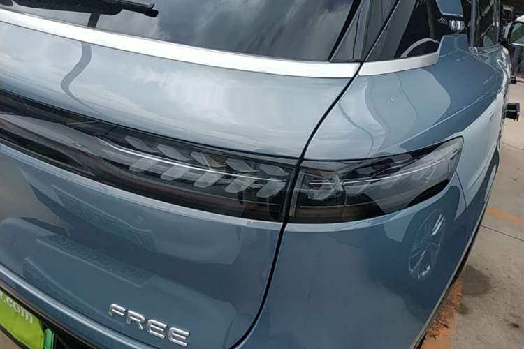 Used VOYAH FREE 2021 Four-Wheel Drive All-Electric First Edition Commemorative Edition Exclusive Luxury Package Right Rear Taillight