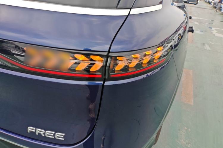 Used VOYAH FREE 2021 Four-Wheel Drive Extended-Range First Edition Commemorative Edition Exclusive Luxury Package Right Rear Taillight