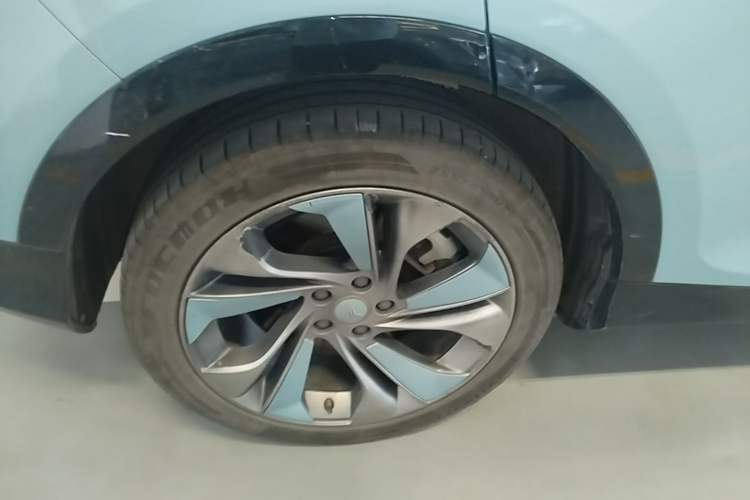 Used VOYAH FREE 2021 Four-Wheel Drive Standard Range-Extended Exclusive Luxury Package Right Rear Wheel Hub