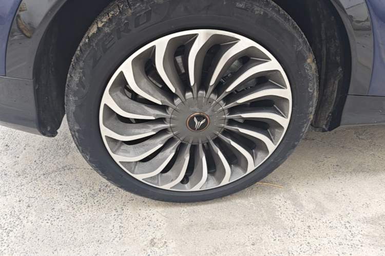 Used VOYAH FREE 2021 Four-Wheel Drive Standard Range-Extended Exclusive Luxury Package Right Rear Wheel Hub