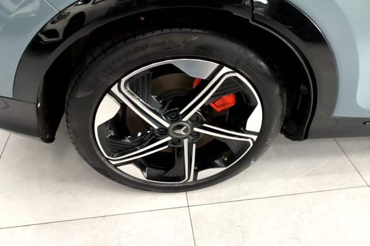 Used VOYAH FREE 2021 Four-Wheel Drive Standard Range-Extended Exclusive Luxury Package Right Rear Wheel Hub