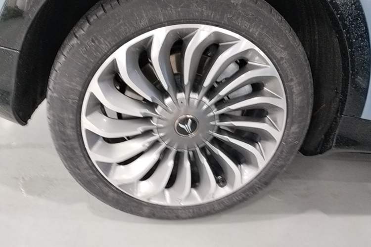 Used VOYAH FREE 2021 Four-Wheel Drive Standard Range-Extended Exclusive Luxury Package Right Rear Wheel Hub