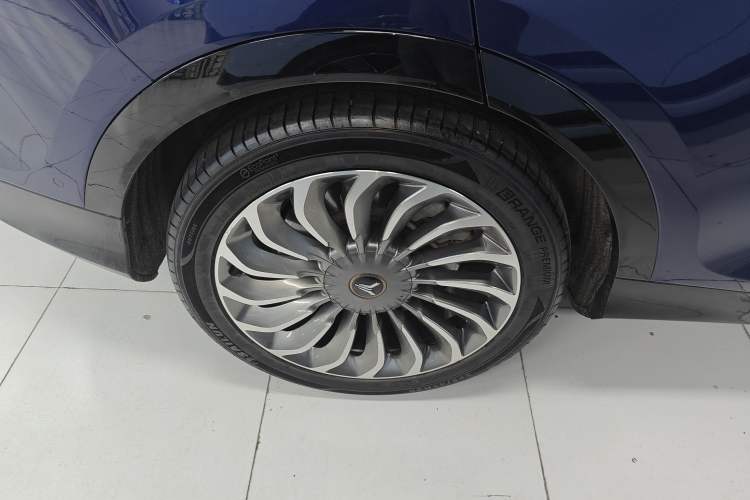 Used VOYAH FREE 2021 Four-Wheel Drive Standard Range-Extended Exclusive Luxury Package Right Rear Wheel Hub