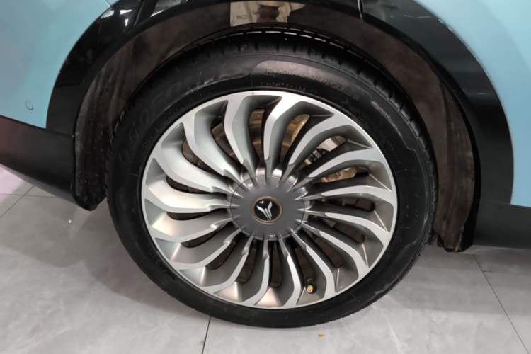 Used VOYAH FREE 2021 Four-Wheel Drive Standard Range-Extended Exclusive Luxury Package Right Rear Wheel Hub