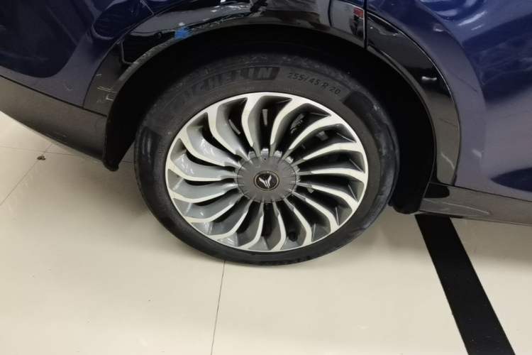 Used VOYAH FREE 2021 Four-Wheel Drive Standard Range-Extended Exclusive Luxury Package Right Rear Wheel Hub