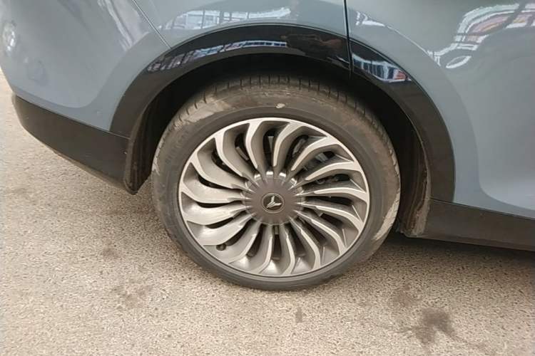Used VOYAH FREE 2021 Four-Wheel Drive Standard Range-Extended Exclusive Luxury Package Right Rear Wheel Hub