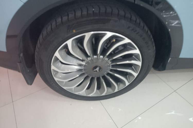 Used VOYAH FREE 2021 Four-Wheel Drive Standard Range-Extended Exclusive Luxury Package Right Rear Wheel Hub