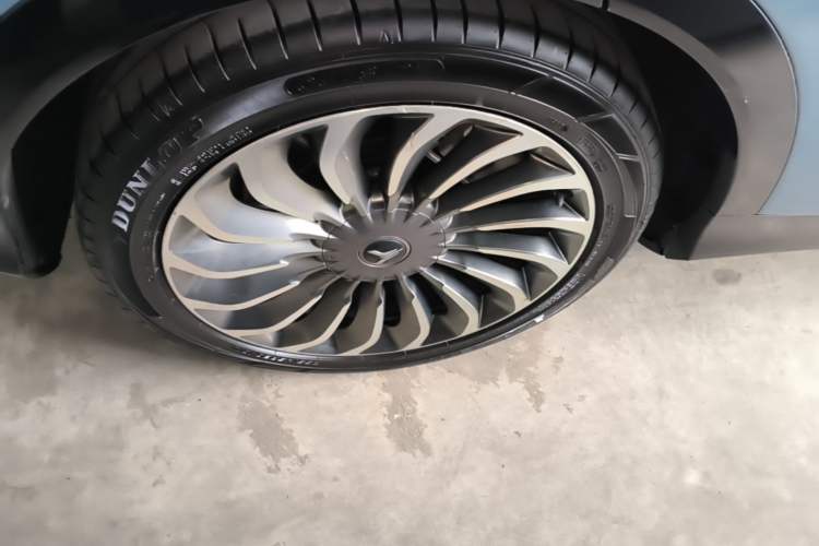 Used VOYAH FREE 2021 Four-Wheel Drive Standard Range-Extended Exclusive Luxury Package Right Rear Wheel Hub