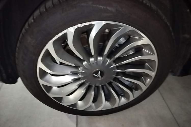 Used VOYAH FREE 2021 Four-Wheel Drive Standard Range-Extended Exclusive Luxury Package Right Rear Wheel Hub