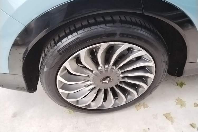 Used VOYAH FREE 2021 Four-Wheel Drive Standard Range-Extended Exclusive Luxury Package Right Rear Wheel Hub