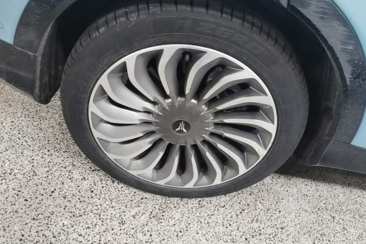 Used VOYAH FREE 2021 Four-Wheel Drive Standard Range-Extended Exclusive Luxury Package Right Rear Wheel Hub
